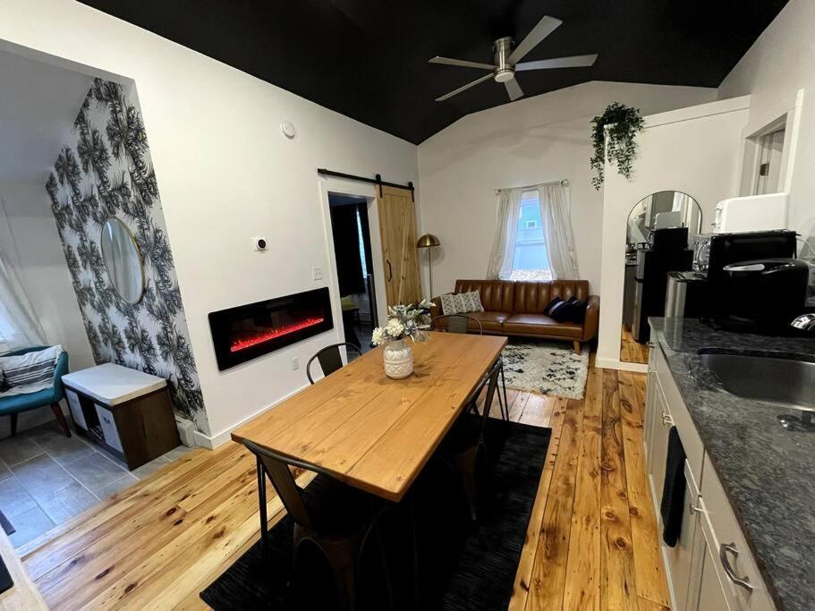 Campfire Cottage Fireplace, Fire Pit & No Chores! Kingston Esterno foto